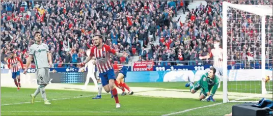  ??  ?? GOL. Saúl, en el momento de marcarle al Getafe en el partido de la pasada temporada.