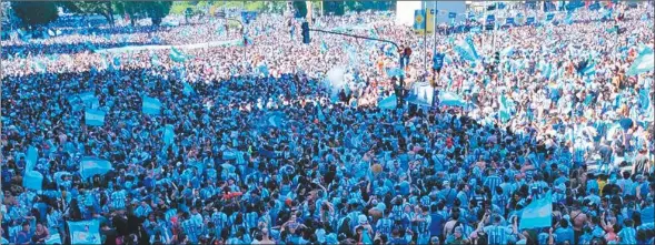  ?? ?? EUFORIA. Los festejos mundialist­as nos coagularon en un potente colectivo que parece compartir una misma identidad.