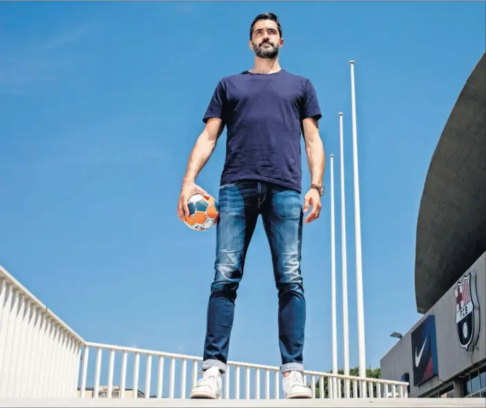  ??  ?? Raúl Entrerríos, en los aledaños del Palau Blaugrana después de la charla con AS.