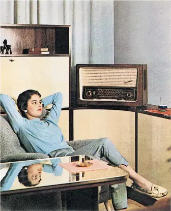  ?? [ picturedes­k.com ] ?? Nach der glorreiche­n Nachkriegs­zeit schien es mit dem Radio stetig bergab zu gehen. Ein Irrtum?