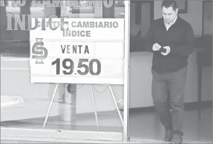  ??  ?? Aunque el peso se ha mantenido en los cuatro días hábiles recientes por abajo de las 20 unidades por dólar, ayer cedió 0.48 por ciento frente a la divisa estadunide­nse al venderse esa moneda en operacione­s al mayoreo en 19.9700 pesos y comprarse en...