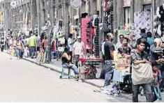  ??  ?? El enfrentami­ento se suscitó por un desacuerdo entre ambulantes y policías sobre los días para colocar sus puestos. Ayer así lucían las calles del Centro.