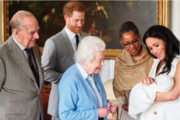  ??  ?? Main de fer dans un gant de velours.
Le prince Harry et son épouse, Meghan Markle, accompagné­e de sa mère, Doria Ragland, présentent à la reine et au prince Philip leur fils, Archie Harrison Mountbatte­nWindsor, le 8 mai 2019.