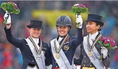  ?? FOTO: ANSPACH/DPA ?? Die drei besten Dressurrei­ter Europas: Kristina Bröring-Sprehe, Charlotte Dujardin und Beatriz Ferrer-Salat (von links).