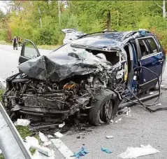  ??  ?? Der VW Kombi, in dem Vater und Tochter saßen, wurde völlig zerstört.