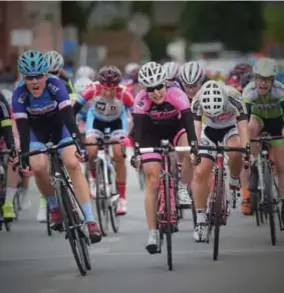  ?? FOTO AVT ?? De Nederlands­e Femke Geeris (links) spurt naar de zege in Pulderbos. Uiterst rechts sleept Mieke Dockx de Antwerpse titel in de wacht.