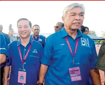  ?? PIC BY MOHD AZREN JAMALUDIN ?? Datuk Seri Dr Ahmad Zahid Hamidi (right) with MCA’s Tanjung Piai by-election candidate Datuk Seri Dr Wee Jeck Seng on Nomination Day in Pontian on Nov 2.