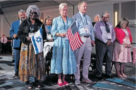  ?? [Picturedes­k / Jacquelyn Martin] ?? Christen beten während der „Night to Honor Israel“im Sommer 2023 auf einer Konferenz der Organisati­on „Christians United for Israel“.