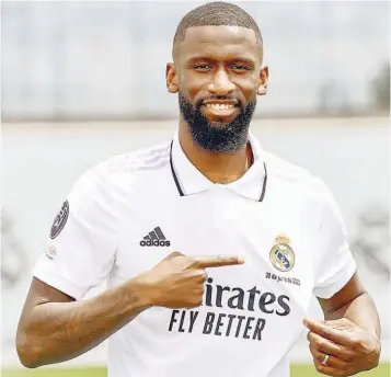  ?? ?? Oficial.
El defensa alemán Antonio Rudiger ya es nuevo jugador del Real Madrid por los próximos cuatro años.