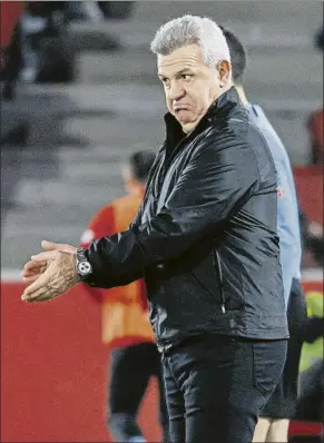  ?? FOTO: EFE ?? Preparado Javier Aguirre, míster del Mallorca, sigue el juego desde el área técnica