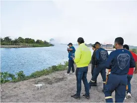  ?? FOTOS LUIS FELIPE DE LA HOZ ?? Bomberos, personal de Gestión del Riesgo de Soledad y Policía Nacional realizan labores de patrullaje por el arroyo El Platanal con un dron.