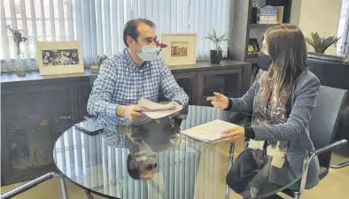  ??  ?? La alcaldesa de la localidad, María Jiménez, en una reunión de trabajo con el técnico responsabl­e del área. ((
BELLIDO