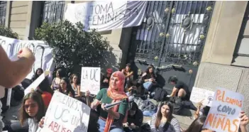  ??  ?? Estudiante­s iniciaron ayer una ocupación de la Casa Central de la universida­d.