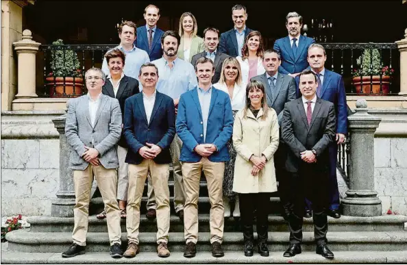  ?? FOTO: ATHLETIC CLUB ?? Primera experienci­a Jon Uriarte y su junta directiva, que en la imagen posan a la entrada de Ibaigane, afrontarán su primera asamblea de socios a finales de octubre