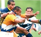  ?? PHOTOSPORT­PHOTO: ?? Prop Orcades Crawford goes on the charge against Bay of Plenty in 1997.