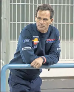  ??  ?? Alberto Puig, team manager de Honda Repsol, en Losail.
