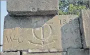  ?? HT PHOTO ?? The plaque has an anchor shaped carving and all inscriptio­ns are in Hindi, Gujarati and English