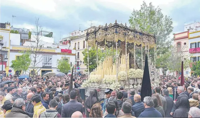  ?? JOSÉ LUIS MONTERO ?? Paraguas. La Virgen de la Palma del Buen Fin bajo la lluvia en la plaza de San Lorenzo.