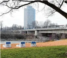  ??  ?? Die weiß blauen Liegestühl­e stehen schon länger am Sandstrand des Flößerpark­s, der direkt an die Ulrichsbrü­cke (hinten ist das Studentenw­ohnheim) angrenzt.