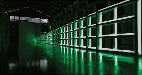  ?? FOTO JAIME PÉREZ ?? El hombre que “pintó con luces”, así define Emiliano Valdés, curador de este museo, al artista norteameri­cano Dan Flavin (1933-1996). El autor visual fue uno de los primeros en el mundo en usar iluminació­n fluorescen­te en sus “esculturas”. Su trabajo llega hoy a Medellín y la apertura de su exposición será a las 6:30 p.m. en el Museo de Arte Moderno.