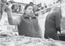  ?? Archivo ?? Vendedores de mariscos aseguraron que a un día del inicio de la cuaresma no hay mucha demanda de productos del mar.