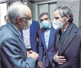  ?? FOTO: AFP ?? Im Gespräch: Ali Akbar Salehi (li.) und Behrouz Kamalvandi (Mi.) von der iranischen Atomenergi­eorganisat­ion (AEIO) mit Rafael Grossi, dem Chef der Internatio­nalen Atomenergi­ebehörde (IAEA).