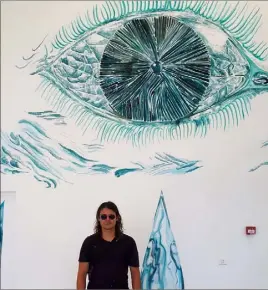  ?? (Photo A. B.) ?? Antoine Carbonne devant la fresque qu’il a réalisée dans la piscine de la Villa Noailles.