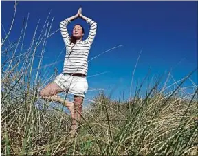  ??  ?? Des postures de yoga aident à se détendre, même pendant une épreuve.