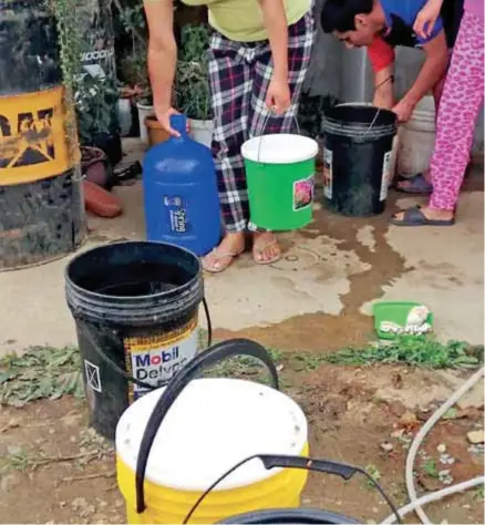  ??  ?? DESABASTEC­IMIENTO. En baldes, algunas familias buscan agua en otros barrios.