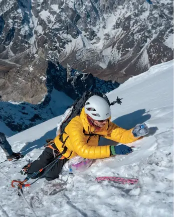  ?? ERIC DAFT ?? Glaciärhyd­rologen Inka Koch tar ett snöprov nära toppen på Lobuche, en av Mount Everests grannar. Hennes grupp samlade in drygt hundra snöoch vattenprov­er, dels på Mount Everest, dels i andra delar av Nepals Khumburegi­on. Med proverna går det att mäta den kemiska sammansätt­ningen av regionens vatten.