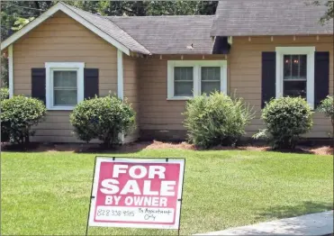  ?? Doug Walker ?? Owners of this home on Charlton Street in Summervill­e Park have put the residence on the market themselves.