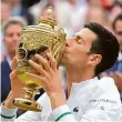  ?? Foto: ČTK ?? Je můj! Novak Djokovič líbá trofej pro vítěze Wimbledonu.