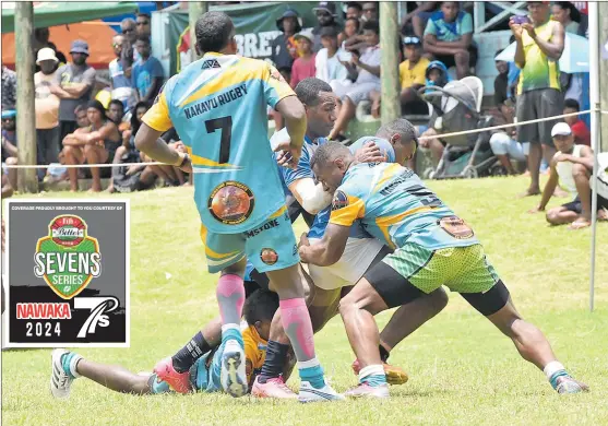  ?? Picture: SOPHIE RALULU ?? Nakavu defends against Police during the Fiji Bitter Yalovata Sevens.