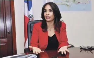  ??  ?? La autoridad. Franchesca de los Santos: “Ante la situación planteada, el Intrant emitirá resolucion­es para hacer cumplir el uso del carril derecho...”.