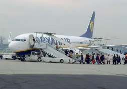  ??  ?? Fermo Il terminal dell’aeroporto Canova e un Boeing 737 di Ryanair in pista