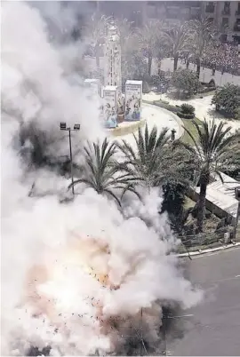  ?? Foto: Ángel García ?? Blick auf eine Mascletá auf dem Luceros-Platz.