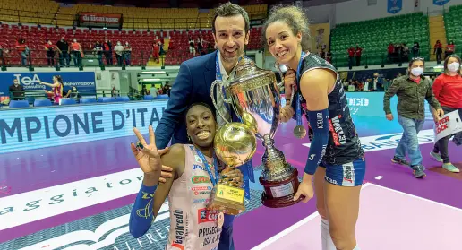  ?? (foto Lvf) ?? Gruppo vincente Paola Egonu, Moki De Gennaro e Daniele Santarelli con la coppa per lo scudetto e quella per la miglior giocatrice della finale