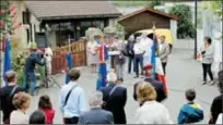  ?? ?? Le discours de Bernard Dumail à la sortie de la messe devant le monument aux morts