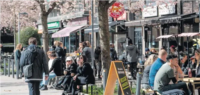  ?? ANDERS WIKLUND/AFP ?? Vida normal. Moradores de Estocolmo sentados em café no centro da cidade: país manteve escolas e comércio abertos na pandemia e agora registra aumento de casos de coronavíru­s