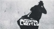  ??  ?? Héctor Méndez Caratini aporta su talento con la pieza “Justicia y libertad”. Suministra­da