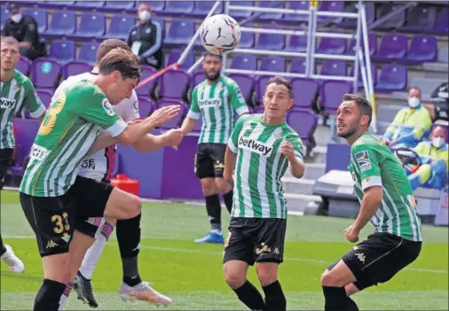  ??  ?? Miranda, Guardado y Víctor Ruiz intentan neutraliza­r un ataque del Real Valladolid.