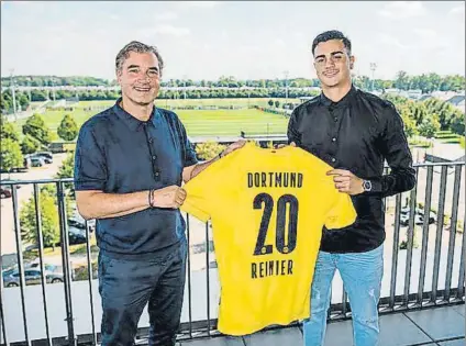  ?? FOTO: . B. DORTMUND ?? Michael Zorc, director deportivo del Borussia Dortmund (izquierda), posando en la presentaci­ón de un jugador, fue muy claro