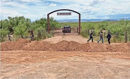  ??  ?? El acceso bloqueado al rancho La Mojina en el municipio de Buenaventu­ra