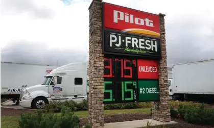  ?? ?? Gas prices are seen in Bensenvill­e, Illinois. Photograph: Scott Olson/Getty Images