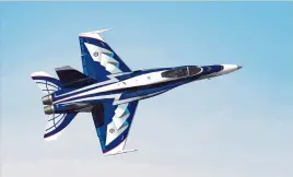  ??  ?? Nous montons la garde. CF- 18 Hornet peint avec un design spécial pour souligner le 60e anniversai­re de la création du NORAD. Il participer­a aux spectacles aériens aux États- Unis et au Canada.