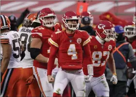  ?? CHARLIE RIEDEL - THE ASSOCIATED PRESS ?? Kansas City Chiefs quarterbac­k Chad Henne celebrates after a run during the second half of an NFL divisional round football game against the Cleveland Browns, Sunday, Jan. 17, 2021, in Kansas City.