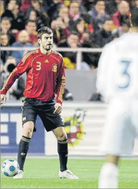  ?? FOTO: SIRVENT ?? Piqué debutó con España en febrero de 2009 ante Inglaterra en Sevilla