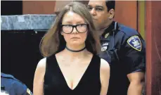  ?? FOTO: DPA ?? Filmreif: Die mutmaßlich­e Hochstaple­rin Anna Sorokin steht seit Mittwoch in New York vor Gericht – und schon will der Streamingd­ienst Netflix aus ihrer Geschichte eine Serie machen.