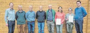  ?? FOTO: PRIVAT ?? Ehrungen beim SV Birkenhard: (von links) Helmut Dorn für die Gemeinde Warthausen, Alois Geiselmann (15 Jahre), Arthur Beth (50 Jahre), Reinhard Leicht (Ehrenmitgl­ied), Herbert Zirk (30 Jahre), Claudia Weber (stellvertr­etend für ihre Eltern: 15 Jahre),...