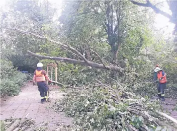  ?? FOTO: TONI PASCHER ?? Den Einsatz der Feuerwehrl­eute nach dem Sturm dokumentie­rte Toni Pascher auch für die Schwalmtal­er Wehr. Er selbst war mit Kollegen unterwegs, um sich die einzelnen Einsatzste­llen in der Stadt anzusehen und sie zu bewerten.